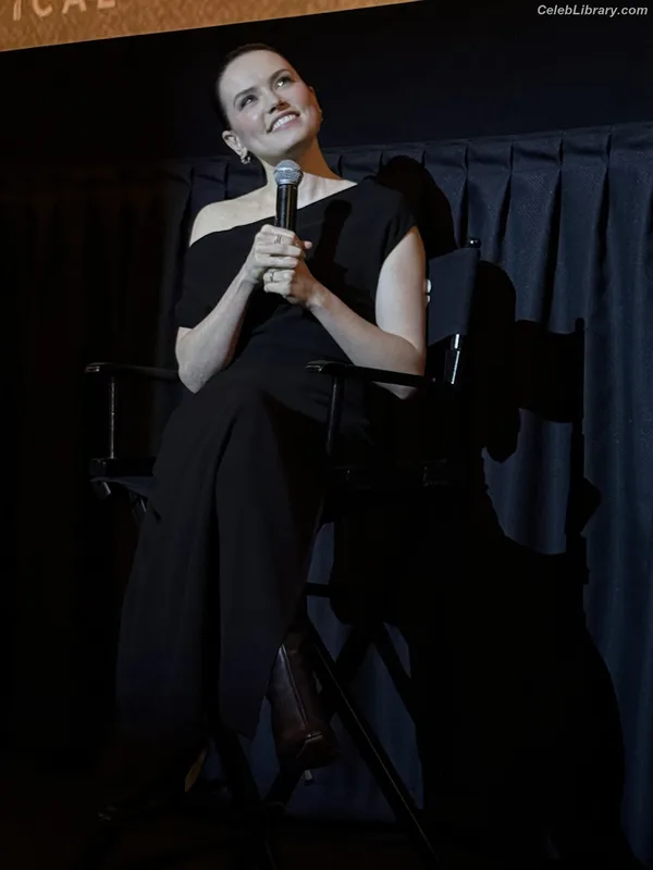 Daisy Ridley photo 15 of 1214