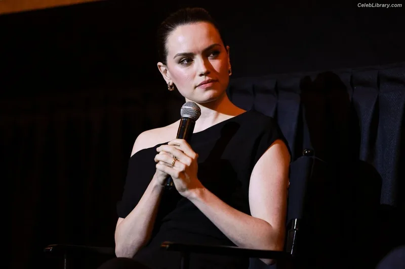 Daisy Ridley photo 21 of 1214