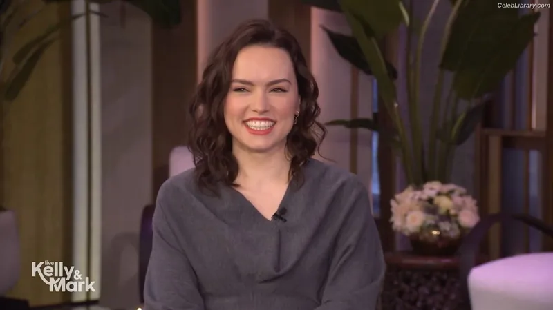 Daisy Ridley photo 13 of 1214