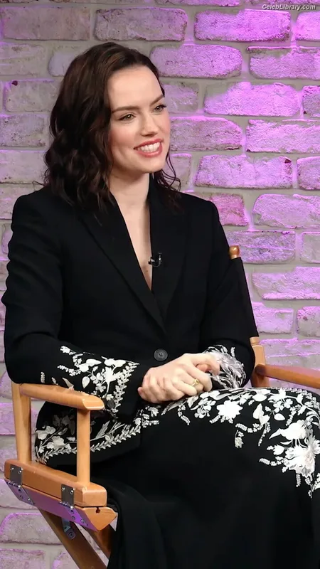 Daisy Ridley photo 21 of 1214