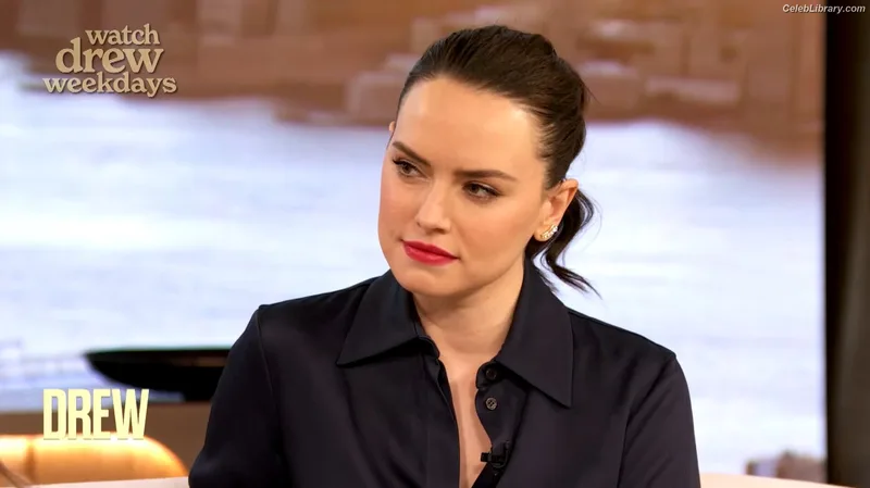 Daisy Ridley photo 1 of 1214