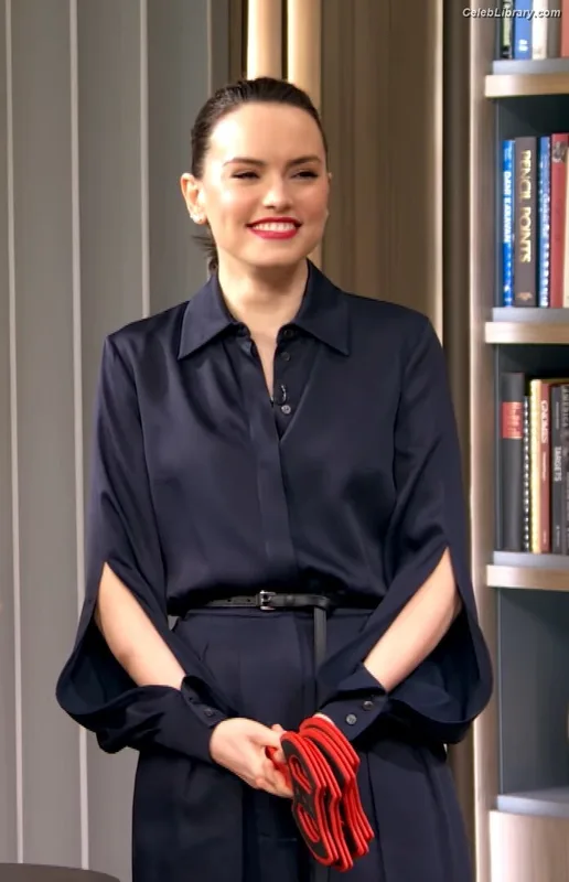Daisy Ridley photo 14 of 1214