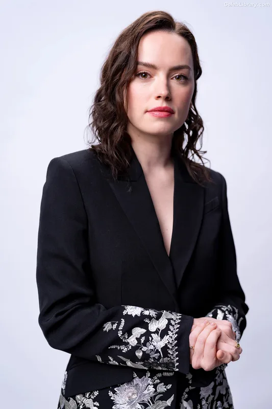 Daisy Ridley photo 7 of 1214