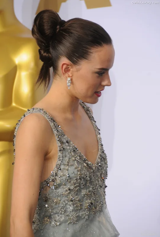 Daisy Ridley photo 2 of 1214