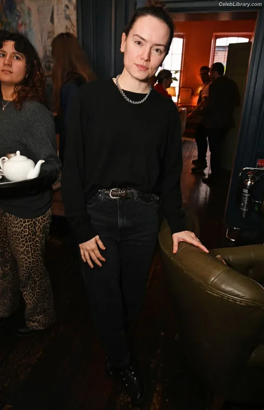 Daisy Ridley photo 7 of 1214