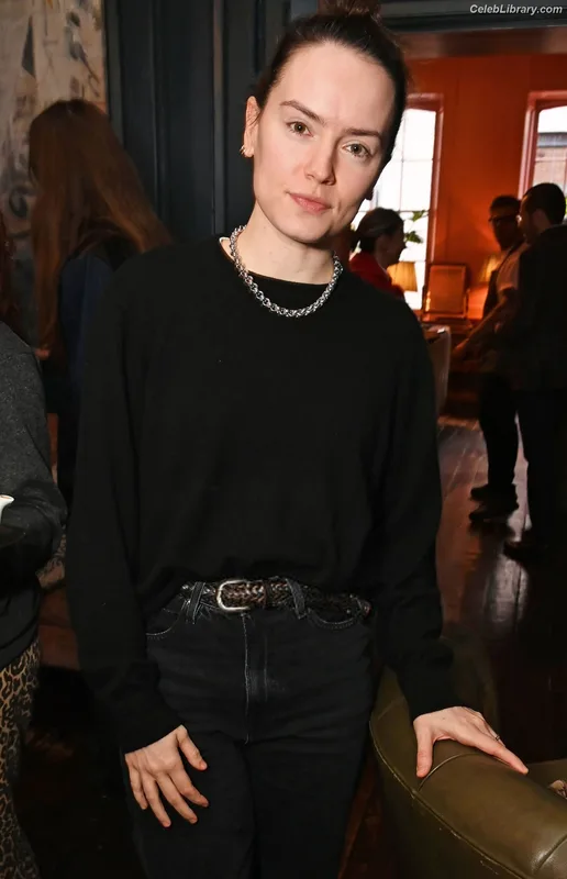 Daisy Ridley photo 8 of 1214