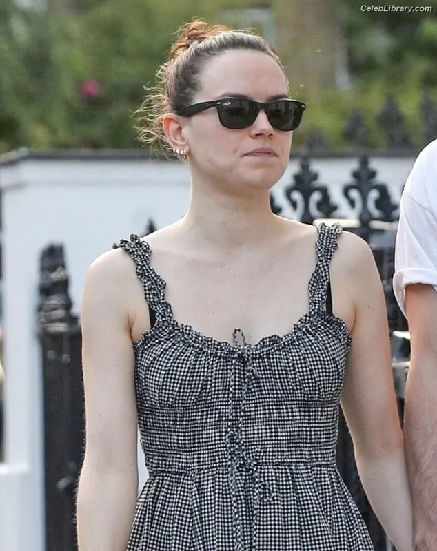 Daisy Ridley photo 13 of 1214