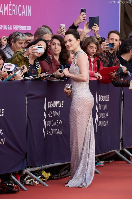 Daisy Ridley photo 19 of 1214