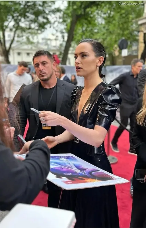 Daisy Ridley photo 1 of 1214