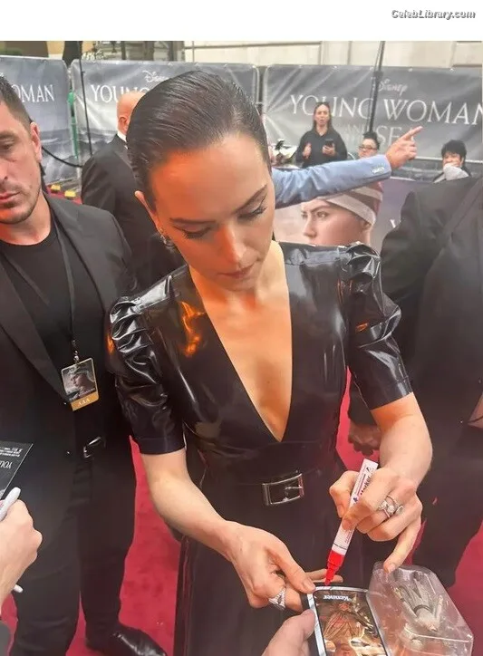 Daisy Ridley photo 2 of 1214