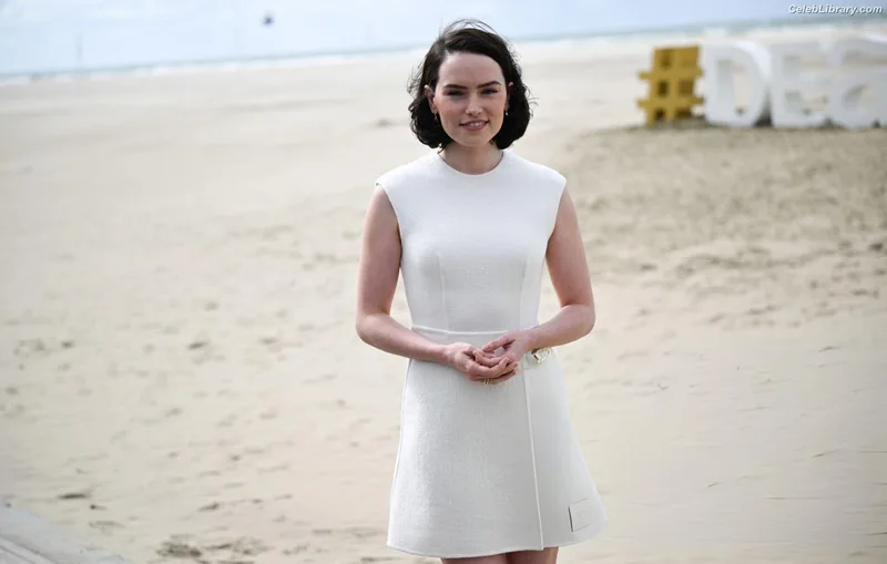 Daisy Ridley photo 2 of 1214