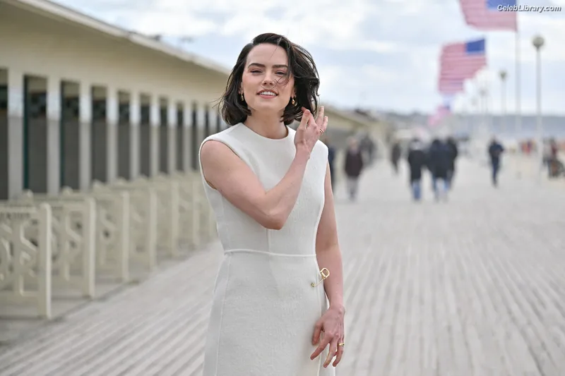 Daisy Ridley photo 8 of 1214