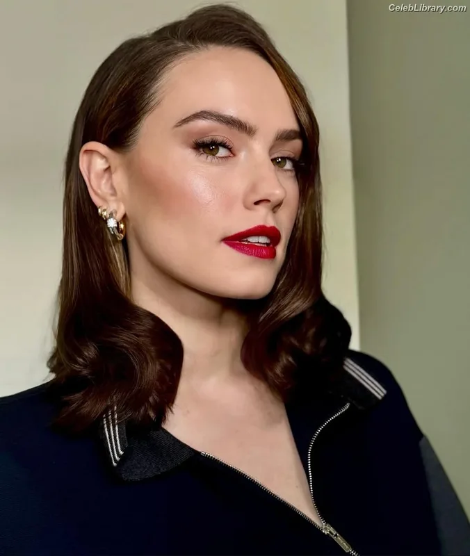 Daisy Ridley photo 2 of 1214