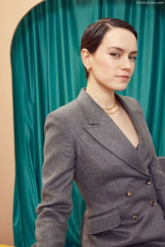 Daisy Ridley photo 21 of 1214