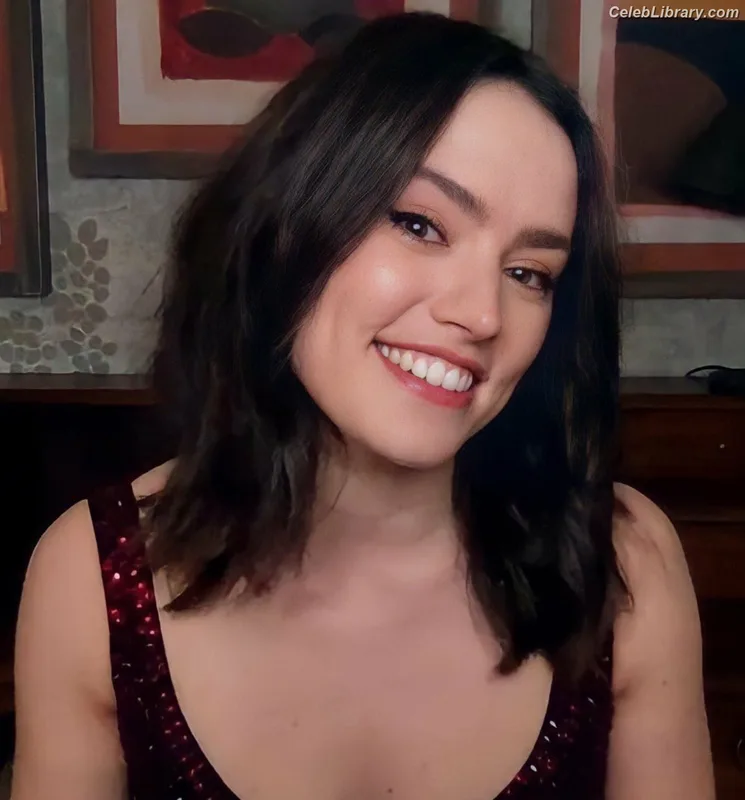 Daisy Ridley photo 1 of 1214
