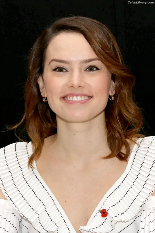 Daisy Ridley photo 8 of 1214
