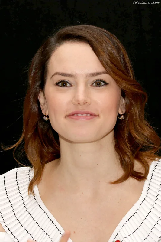 Daisy Ridley photo 12 of 1214