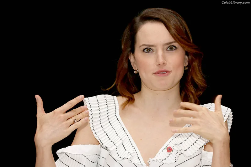 Daisy Ridley photo 17 of 1214