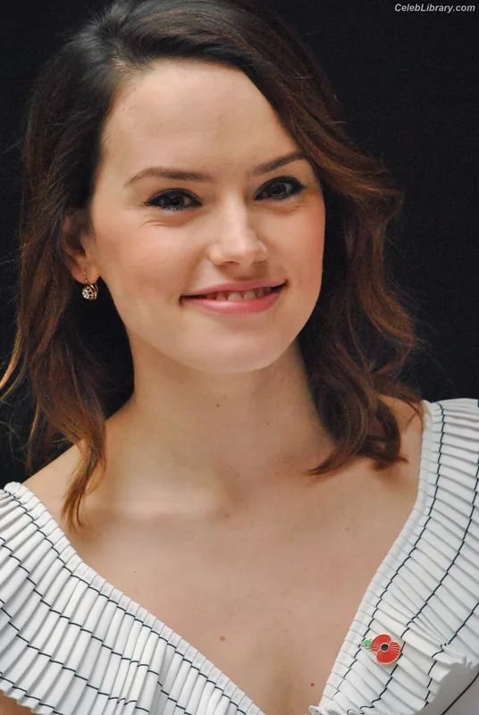 Daisy Ridley photo 19 of 1214