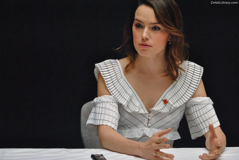 Daisy Ridley photo 20 of 1214