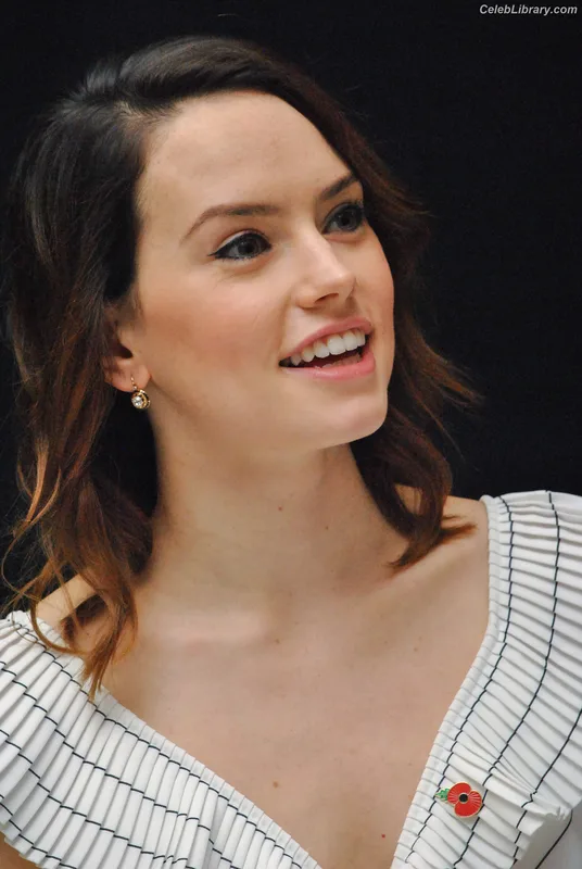 Daisy Ridley photo 22 of 1214