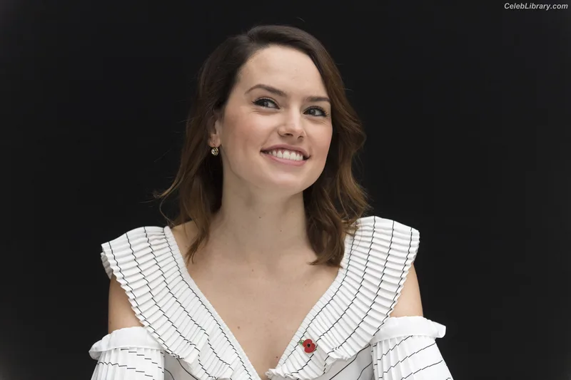 Daisy Ridley photo 24 of 1214