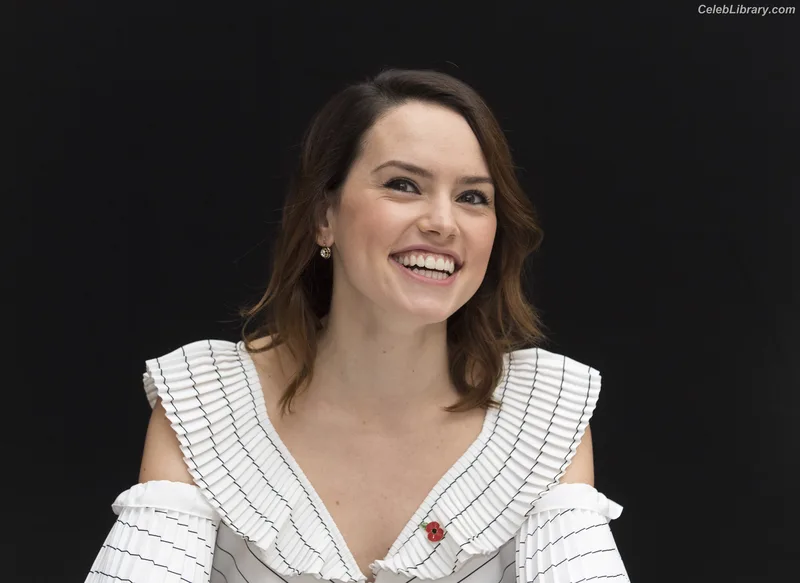 Daisy Ridley photo 1 of 1214