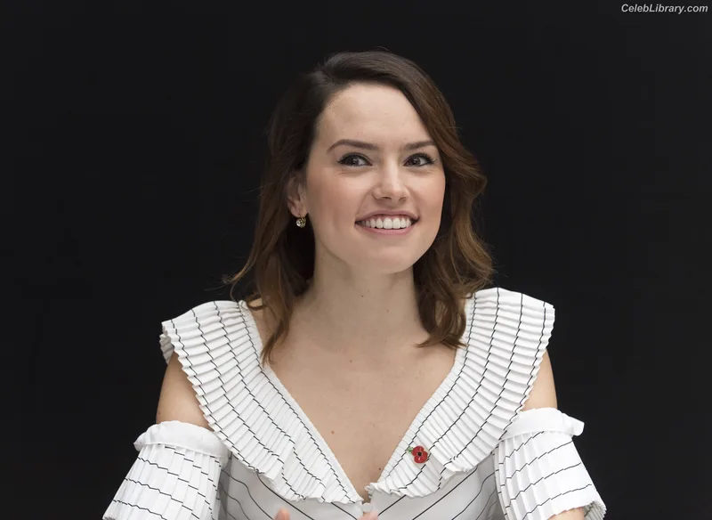Daisy Ridley photo 2 of 1214