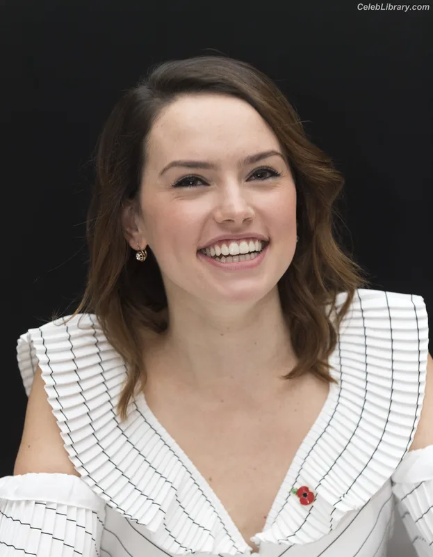 Daisy Ridley photo 4 of 1214