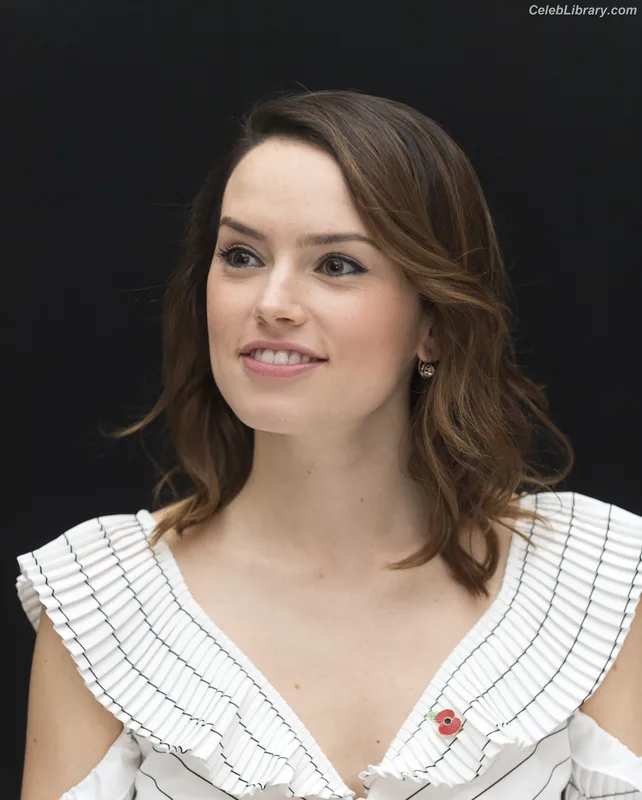 Daisy Ridley photo 7 of 1214