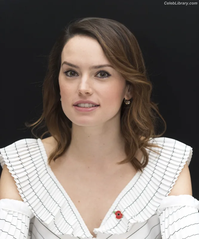 Daisy Ridley photo 9 of 1214