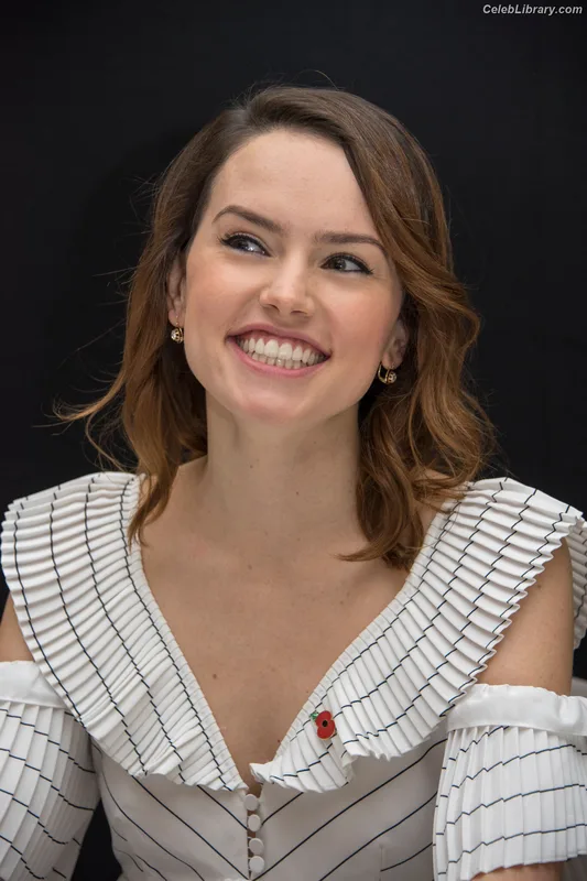 Daisy Ridley photo 16 of 1214