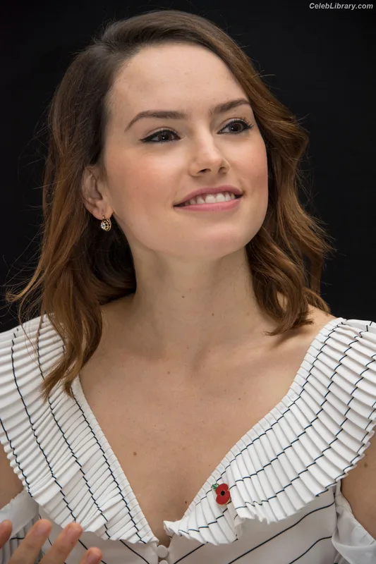 Daisy Ridley photo 18 of 1214