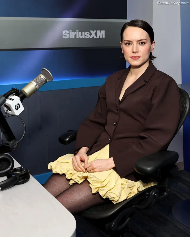Daisy Ridley photo 12 of 1214
