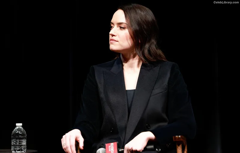 Daisy Ridley photo 14 of 1214