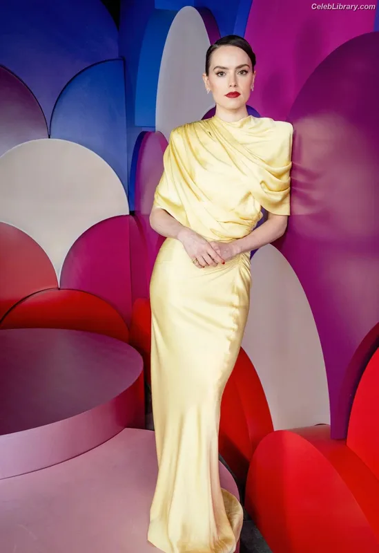Daisy Ridley photo 21 of 1214