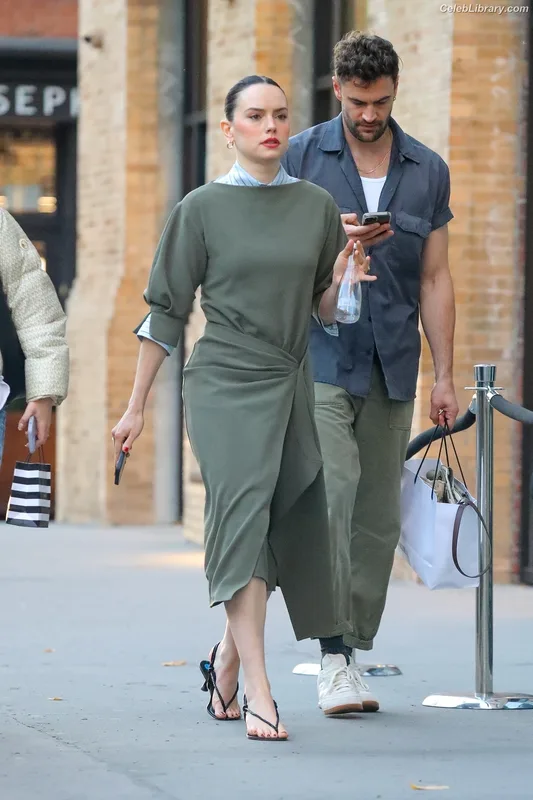 Daisy Ridley photo 8 of 1214