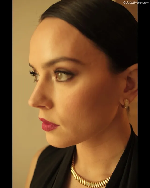 Daisy Ridley photo 15 of 1214