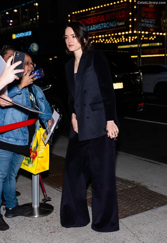 Daisy Ridley photo 21 of 1214