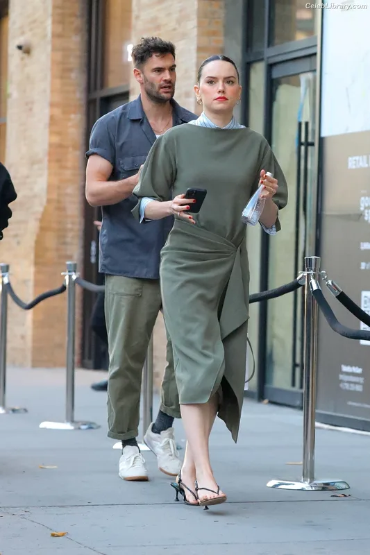 Daisy Ridley photo 23 of 1214