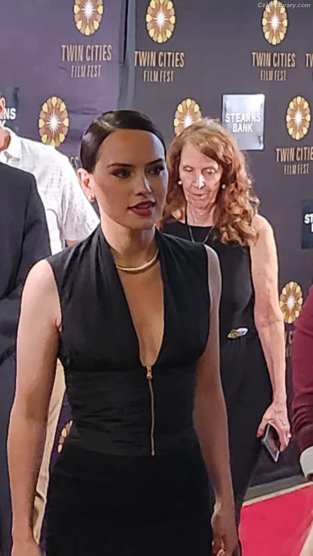 Daisy Ridley photo 1 of 1214