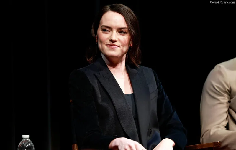 Daisy Ridley photo 5 of 1214