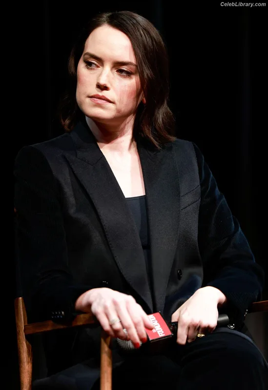 Daisy Ridley photo 9 of 1214