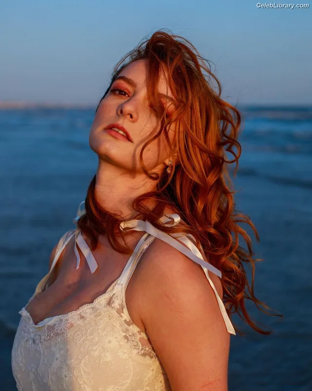 Dakota Blue Richards photo 19 of 147