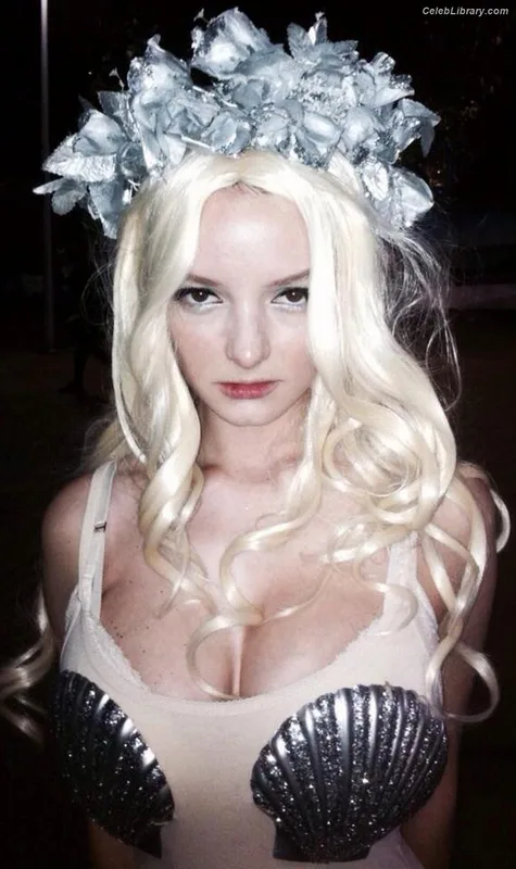 Dakota Blue Richards photo 7 of 147