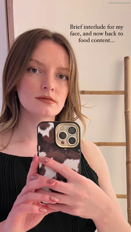 Dakota Blue Richards photo 8 of 147
