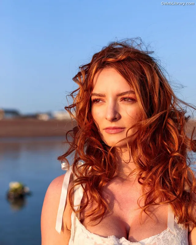 Dakota Blue Richards photo 13 of 147