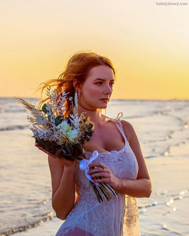 Dakota Blue Richards photo 6 of 147