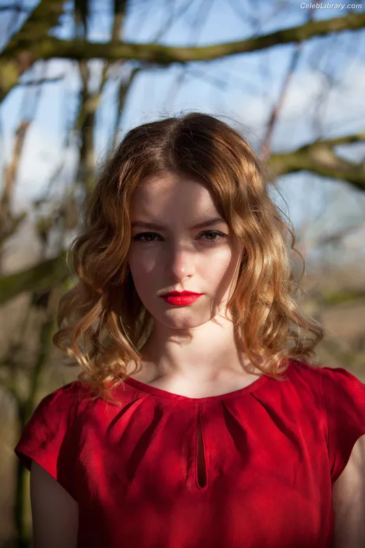 Dakota Blue Richards photo 12 of 147