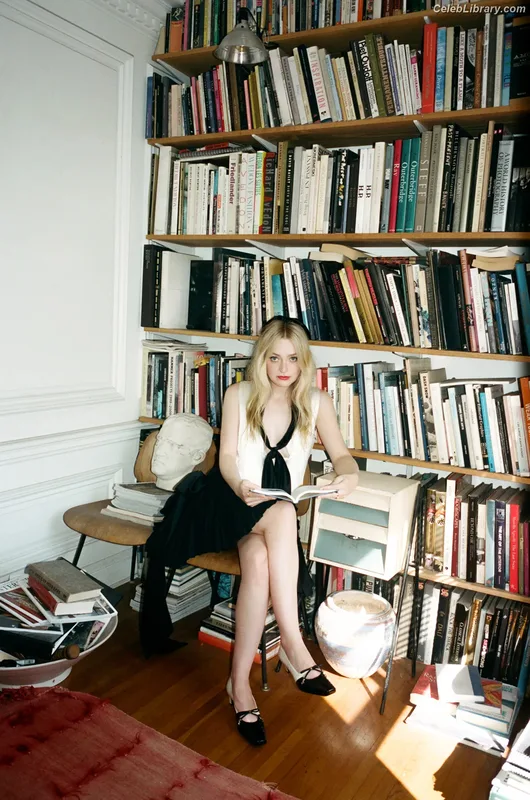 Dakota Fanning photo 1 of 728